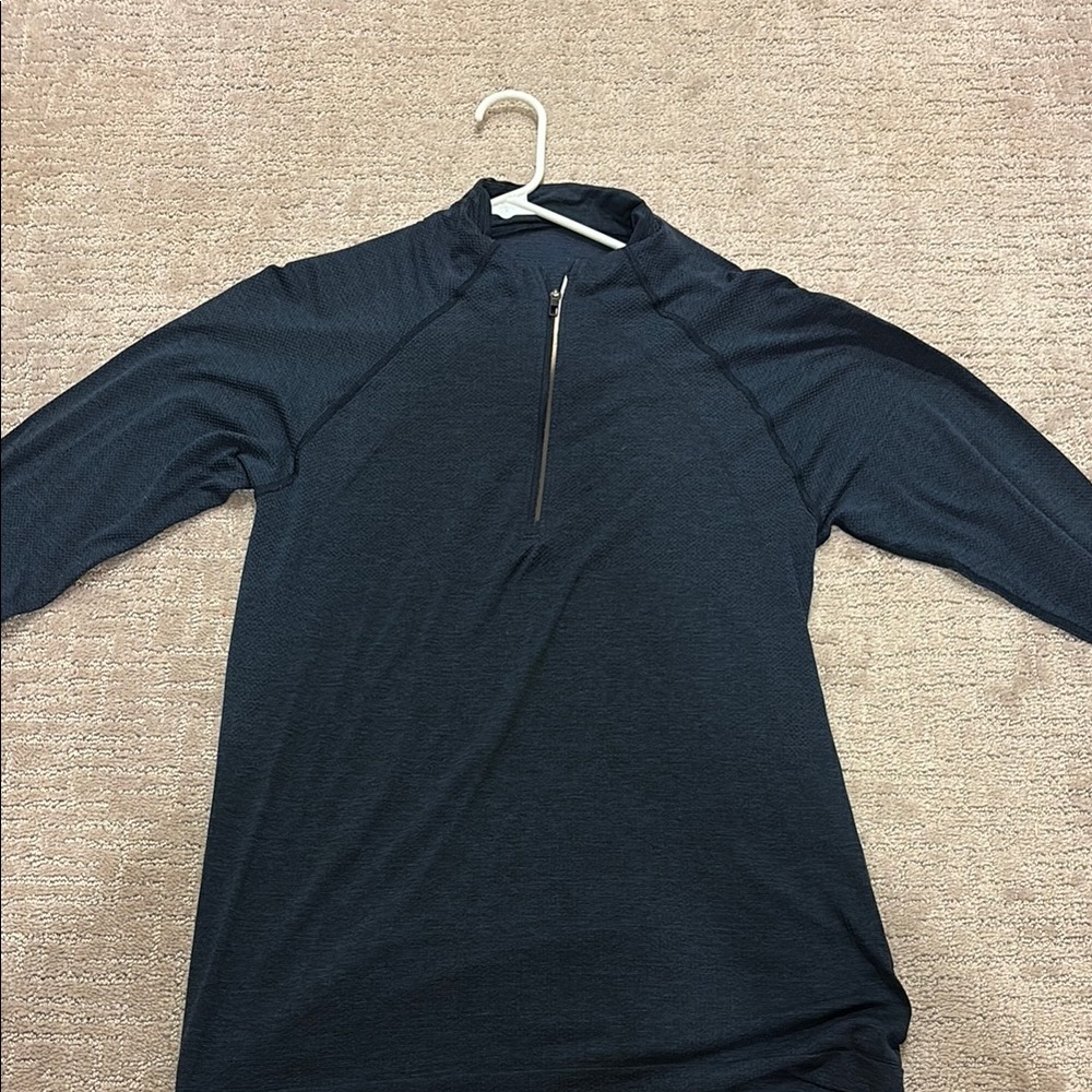 LULULEMON Men’s older version of metal vent tech half zip (Color: Dark Blue)